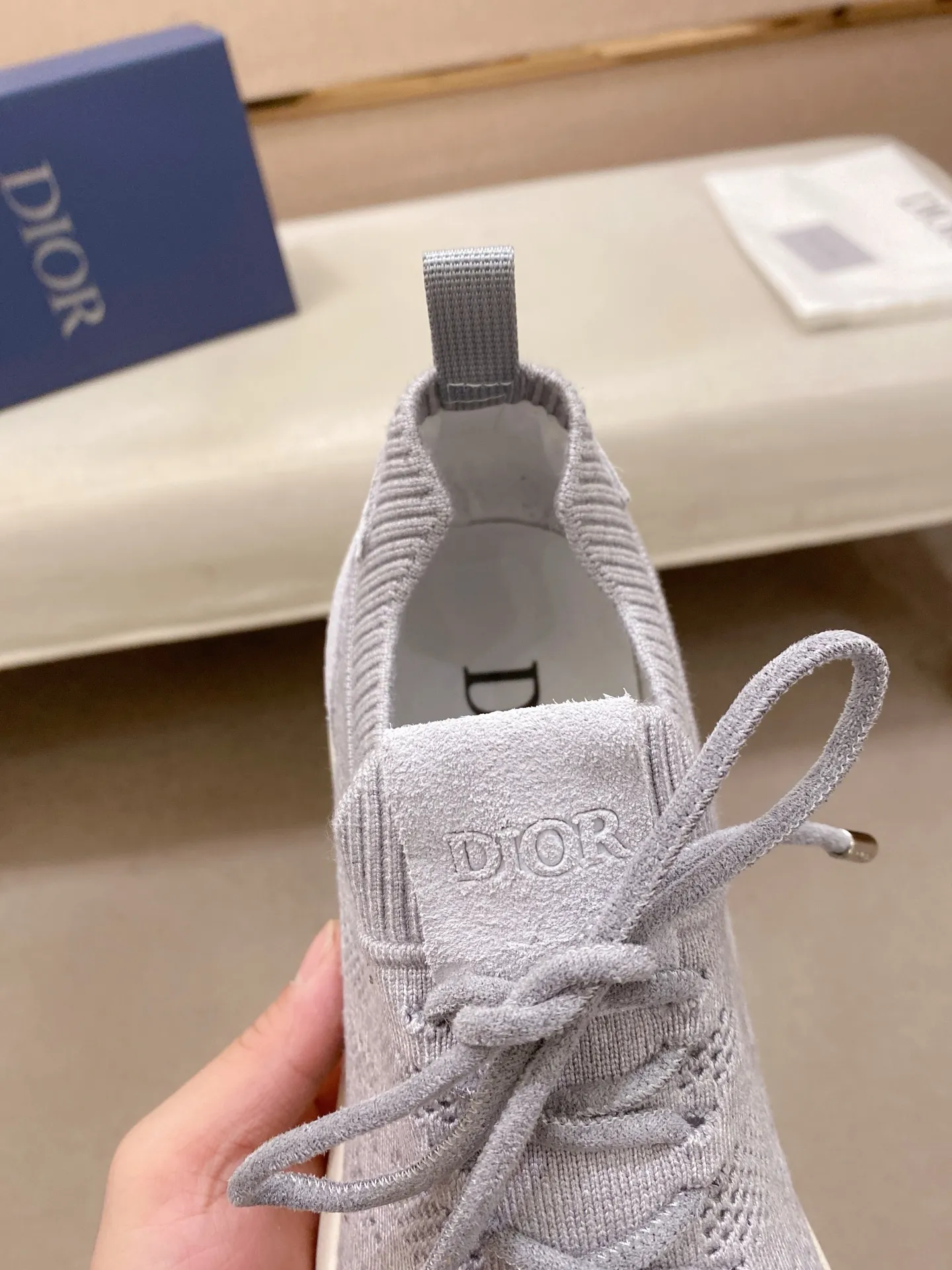 Factory price: 420💰Dior's latest men's fashion sneakers. This item draws inspiration from retro jogging shoes. Featuring a thick, low-top design, it features a mesh fabric upper and an ultra-light rubber foam sole. The side is decorated with an embossed "Di~r" logo. Code number: 39-44 (order 38, 45, 46)